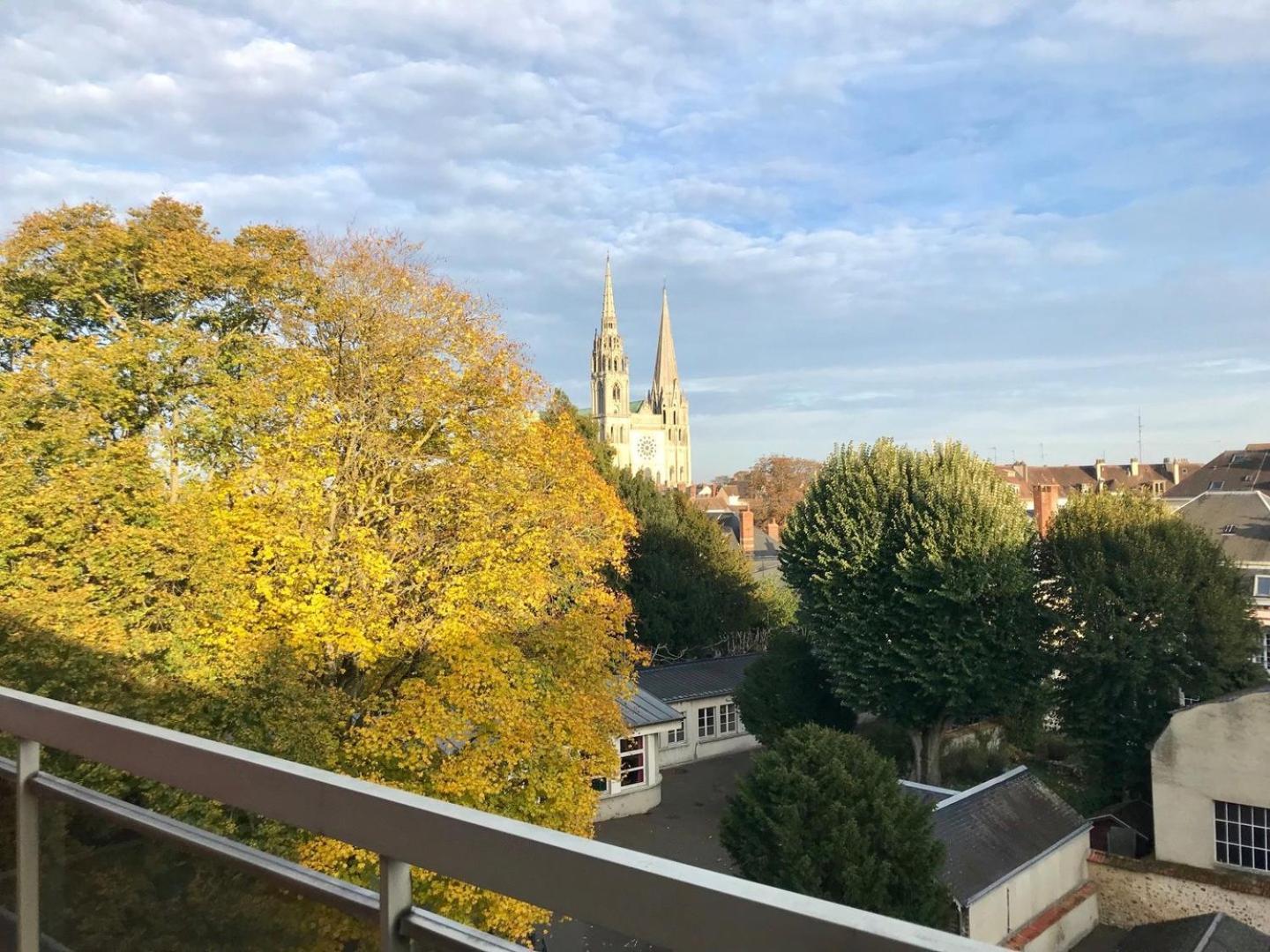Appartement Avec Parking Et Balcon Vue Cathedrale Шартр Экстерьер фото